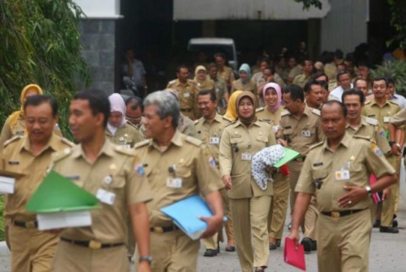 Presiden Jokowi menerbitkan Perpres Nomor 21 Tahun 2023 tentang Hari Kerja dan Jam Kerja Instansi Pemerintah dan Pegawai Aparatur Sipil Negara. Foto : setkab.go.id