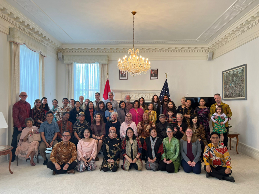 Diaspora Indonesia dan warga Amerika Serikat bertemu di San Francisco, membahas strategi penguatan diplomasi seni dan budaya Indonesia, Ahad (27/3). (Dokumentasi KJRI San Francisco)