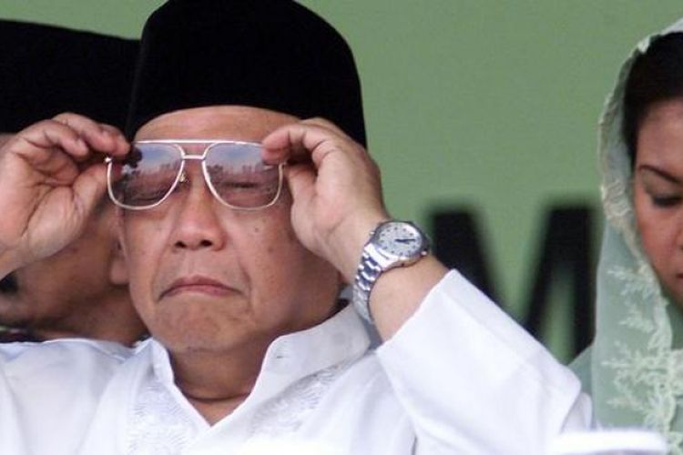 KH Abdurrahman Wahid. Gus Dur bercerita tentang seorang pria penjual parfum diminta menjadi khatib Sholat Jumat hanya karena memiliki wajah Timur Tengah alias Arab.