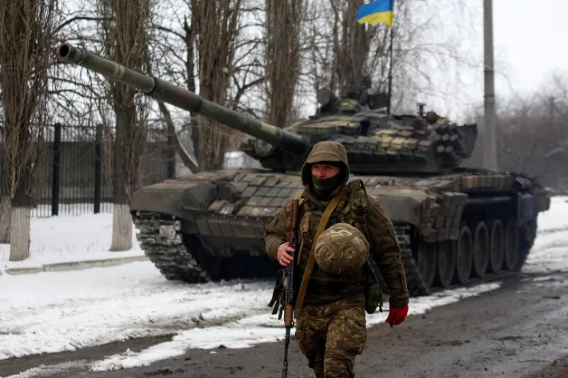 Seorang prajurit militer Ukraina berpatroli di wilayah Luhansk pada 11 Maret 2022 [Anatolii Stepanov/AFP]