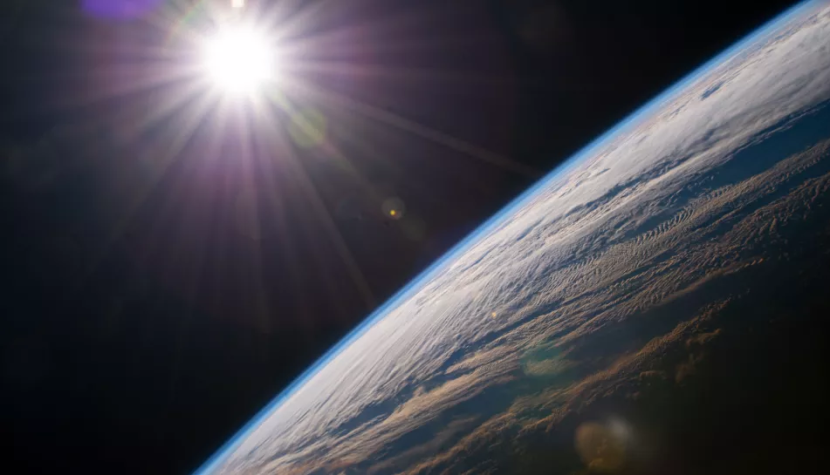 Pengaruh matahari telah membantu menjaga panjang hari Bumi selama 24 jam, meskipun jarak bulan semakin jauh dari planet kita. Gambar: NASA