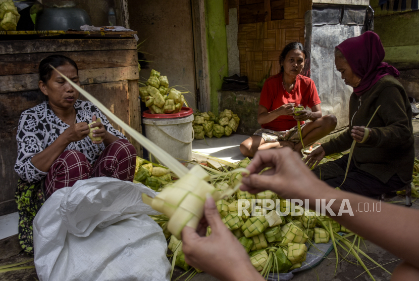 Keterangan: Sejumlah ibu-ibu sedang membuat cangkang ketupat untuk dijual ke pasar