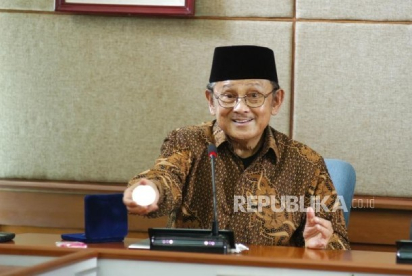 Saat berkunjung ke Gedung Sate tahun 2012, Bacharuddin Jusuf (BJ) Habibie memperlihatkan koin emas miliknya yang dianugerahkan dunia sebagai ilmuwan tingkat dunia. Alasan Soeharto Ogah Temui Habibie Usai Lengser. Foto: Republika/Edi Yusuf