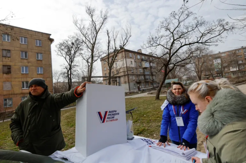 Pemungutan suara dalam pemilihan presiden Rusia berlangsung di luar perbatasan Rusia di wilayah pendudukan seperti Mariupol, Ukraina, ketika invasi Moskow memasuki tahun ketiga [Alexander Ermochenko/Reuters]