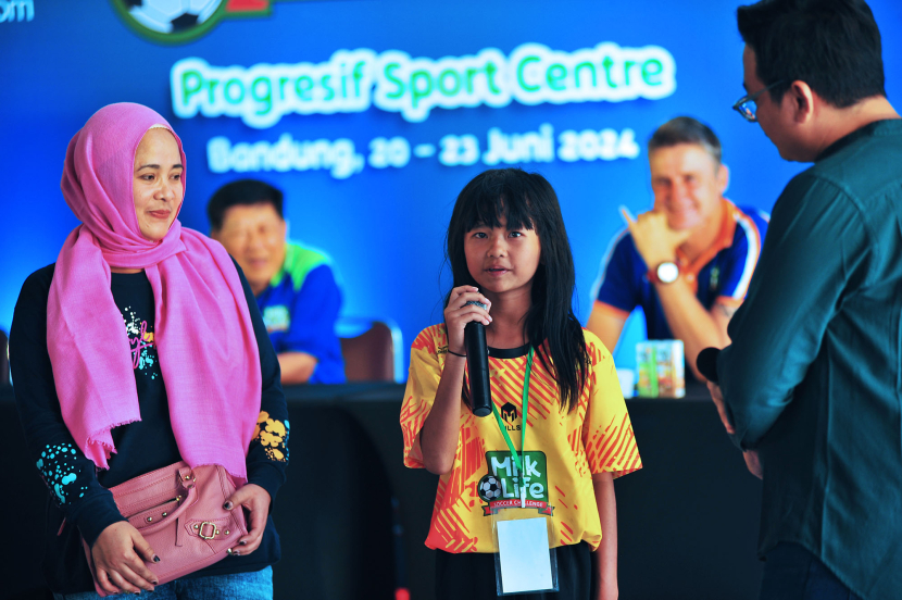 Striker tim SDN Cimungcang, Bandung Sandrina Rachelia menyampaikan pengalamannya pada acara MilkLife Soccer Challenge-Bandung Series 1 2024 di Progressif Sport Center Bandung, Jumat (21/6/2024).