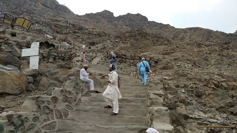 Jamaah haji mengunjungi Jabal Nur. (Fitriyan Zamzami/Republika)