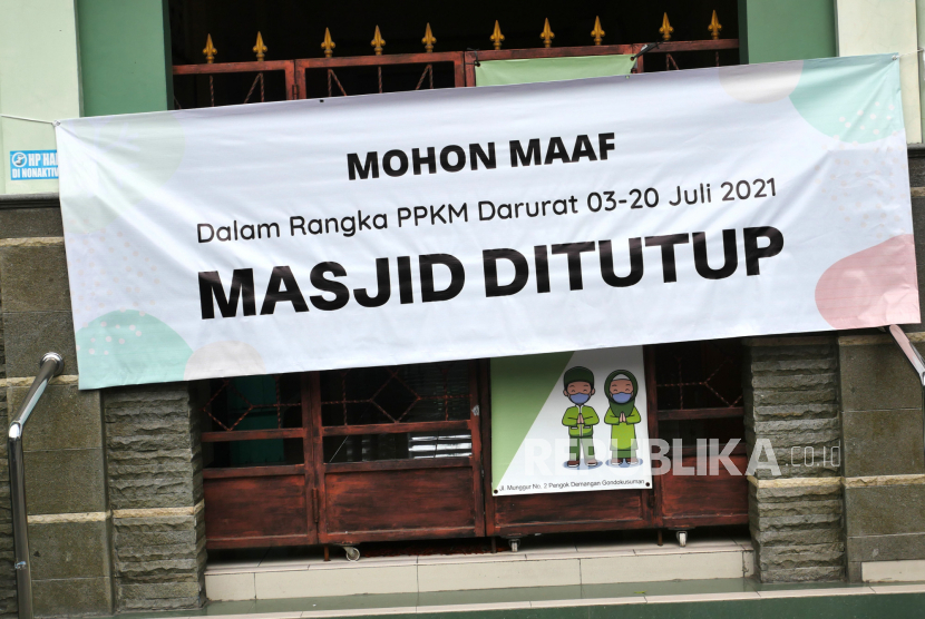 Masjid Al Barokah menutup sementara kegiatan ibadah di Demangan, Yogyakarta, Jumat (9/7/2021). (Wihdan Hidayat/Republika)
