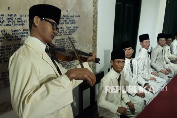 Diorama di Museum Sumpah Pemuda, Jakarta Pusat,memperlihatkan patung WR Supratman sedang menggesek biola membawakan lagu 'Indonesia Raya' di Kongres Pemuda Indonesia Kedua 1928. Banyak kata menggugah di lirik lagu 'Indonesia Raya' (foto: ronggo astungkoro/republika)