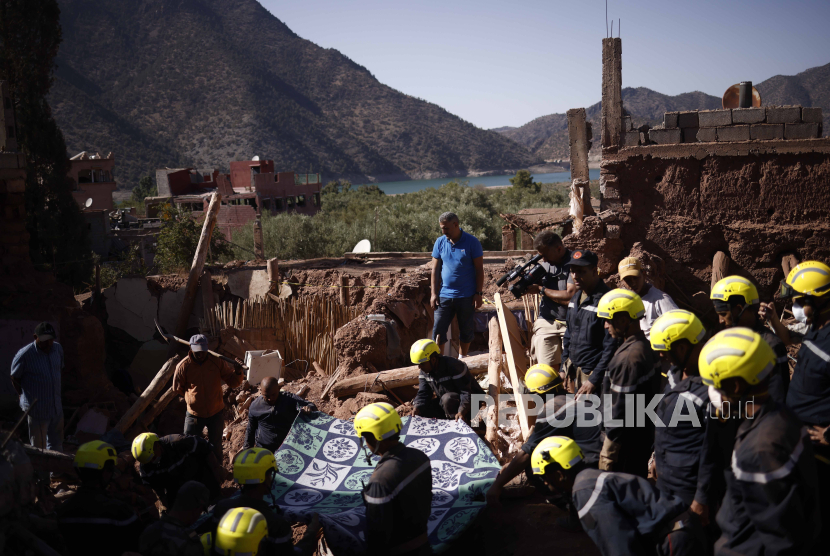 Petugas penyelamat melakukan operasi penyelamatan menyusul gempa bumi dahsyat di Ouirgane, selatan Marrakesh, Maroko, (10/9/2023). (EPA-EFE/YOAN VALAT/Republika.co.id)