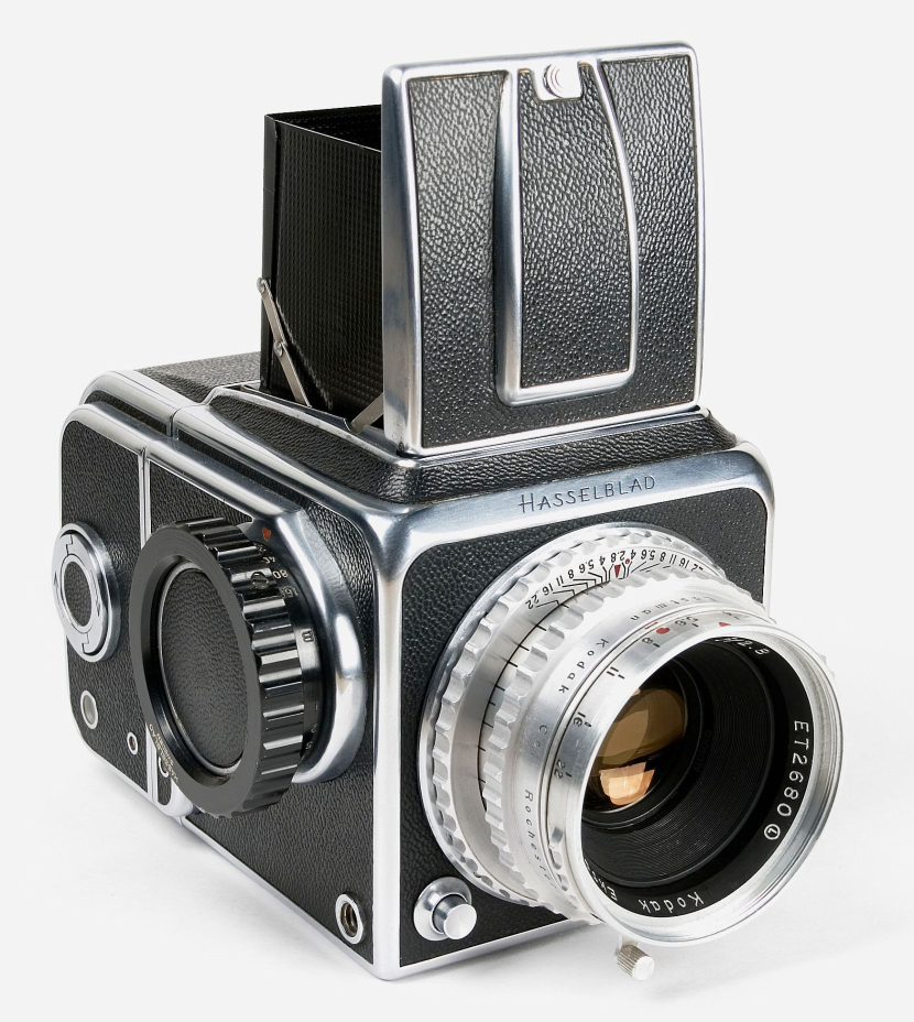 Kamera SLR Medium format bermerek Hasselblad. Sumber: Wikipedia