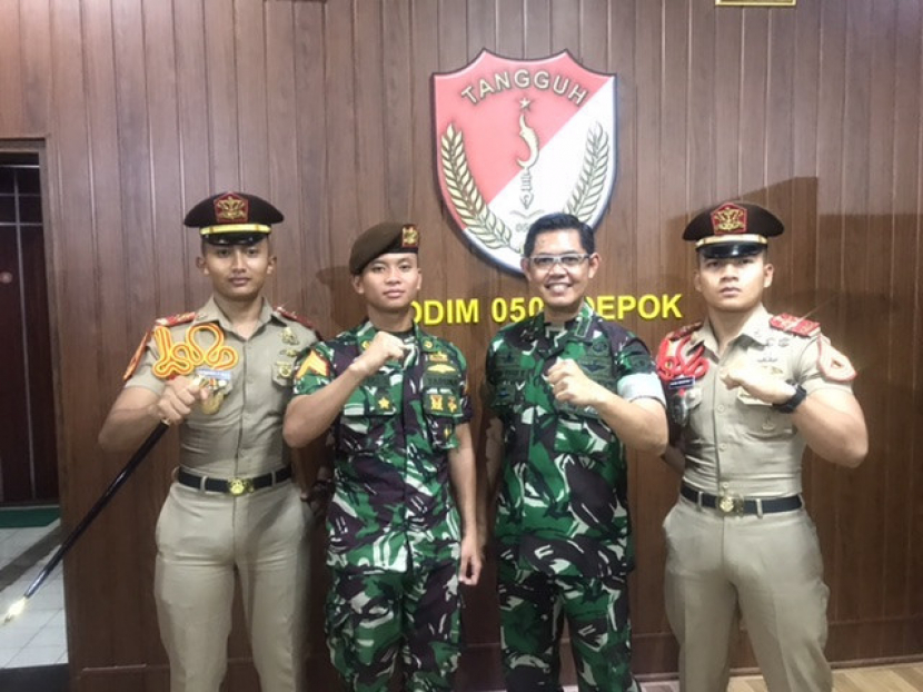 Dandim 0508/Depok, Kolonel Inf Elvino Yudha Kurniawan bersama tiga putra kebanggaan Kota Depok (Foto: Diskominfo Depok)