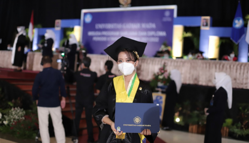 UGM  mewisuda 1.551 lulusan, terdiri dari 1.275 lulusan Program Sarjana dan 276 lulusan Program Diploma, di Grha Sabha Pramana, Rabu (23/02/22). Foto :ugm.ac.id