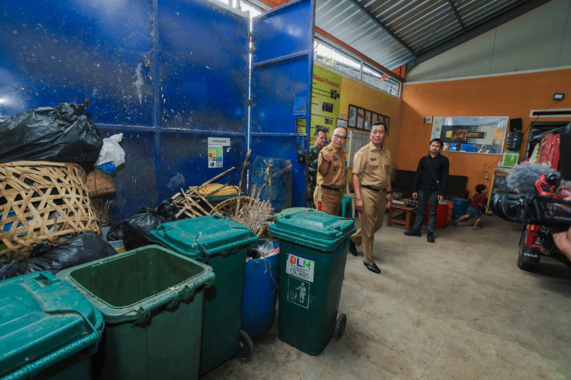Sekda Kota Bandung Ema Sumarna meninjau tempat pengolahan sampah/Humas Pemkot Bandung