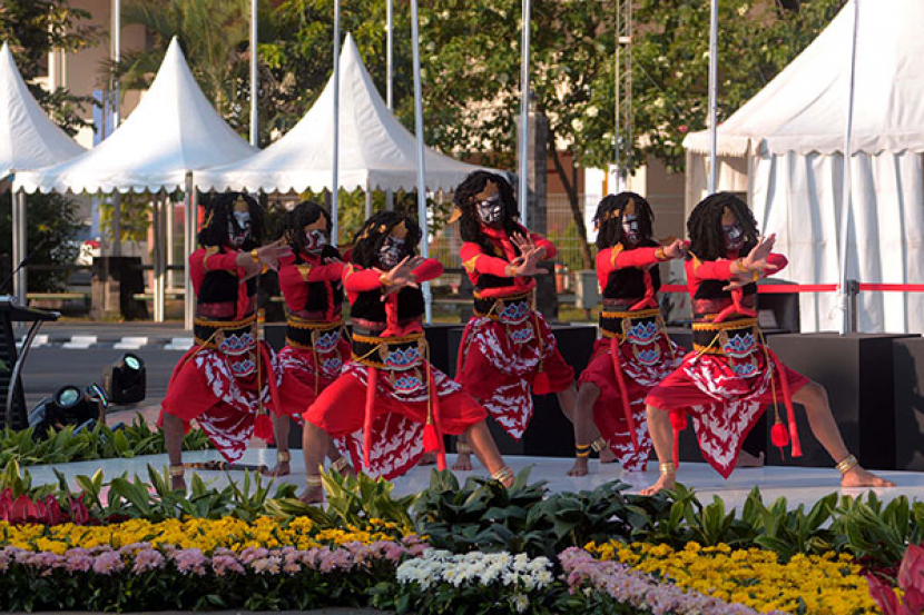 Seremoni Asean Para Games 2022 dibuka perform tarian tradisional yang menggambarkan maskot Rajamala.