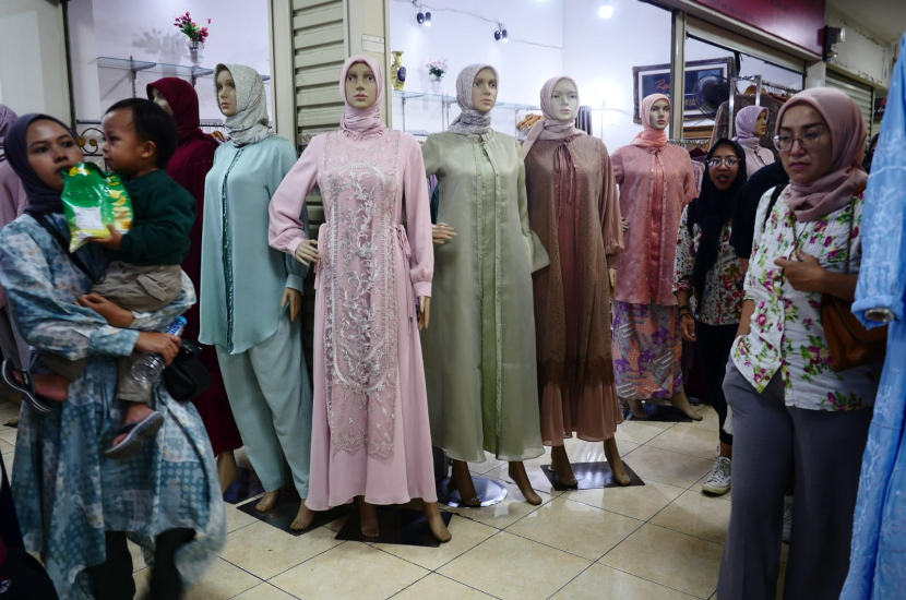 Suasana sentra pakaian muslim di Balubur Town Square (Baltos) Bandung, akhir pekan lalu. Mandiri Spending Index menunjukkan kecenderungan penurunan pembelian pakaian lebaran pada perayaan Idul Fitri tahun 2024. (Foto Dokpri)