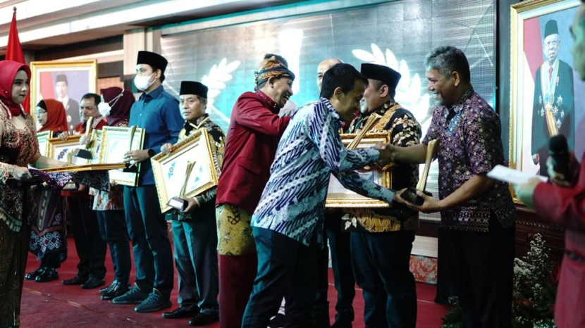 Kalapas Terbuka Kendal Terima Penghargaan Anugerah Jawa Pos 2022