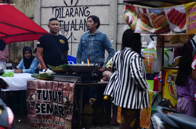 Potensi ekonomi dari penjualan takjil selama bulan suci ini menjadi salah satu motor penggerak perekonomian lokal yang signifikan.