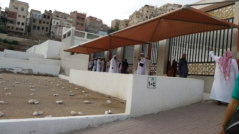 Jamaah haji berdoa di pemakaman Ma'la, lokasi Khadijah dimakamkan. (Fitriyan Zamzami)