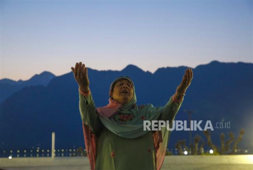 Seorang wanita berdoa di Masjid Hazratbal di Srinagar, India, 12 April 2023. Doa Terlepas dari Kesulitan, Pernah Dibaca Nabi Yunus. Foto: EPA-EFE/FAROOQ KHAN