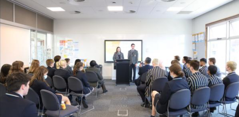 Siswa Canberra Grammar School (CGS) Canberra menunjukkan kemampuan berbahasa Indonesia di Canberra, Selasa (17/5/2023). (dok. KBRI Canberra/Republika)