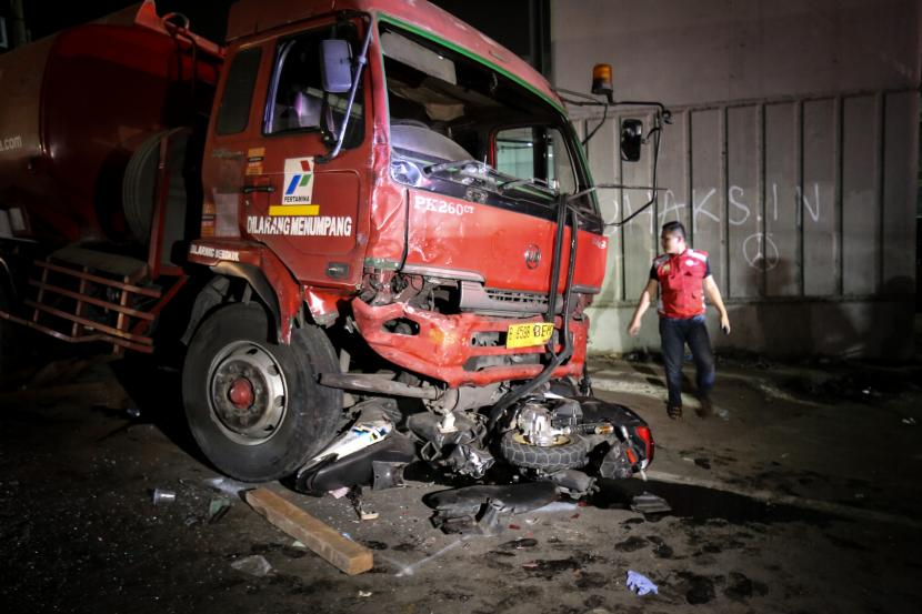 Kecelakaan Maut Truk Tangki Pertamina. Kecelakaan terjadi di Jalan Alternatif Cibubur, Senin (19/7/2022) saat sebuah truk tangki Pertamina menabrak dua mobil dan 10 sepeda motor dan mewaskan 11 orang. Foto: Republika.