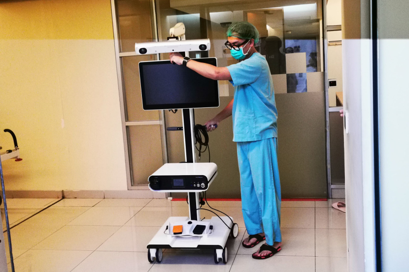 Dokter Orthopedi & Traumatologi Panggul dan Lutut Rumah Sakit Melinda 2 Bandung, M. Satrio Nugroho mengeluarkan alat operasi tulang lutut robotik CORI (Core of Real Intelligence) untuk ditunjukkaan kepada awak media yang meliput di RS Melinda 2 Bandung. Senin (24/6/2024).