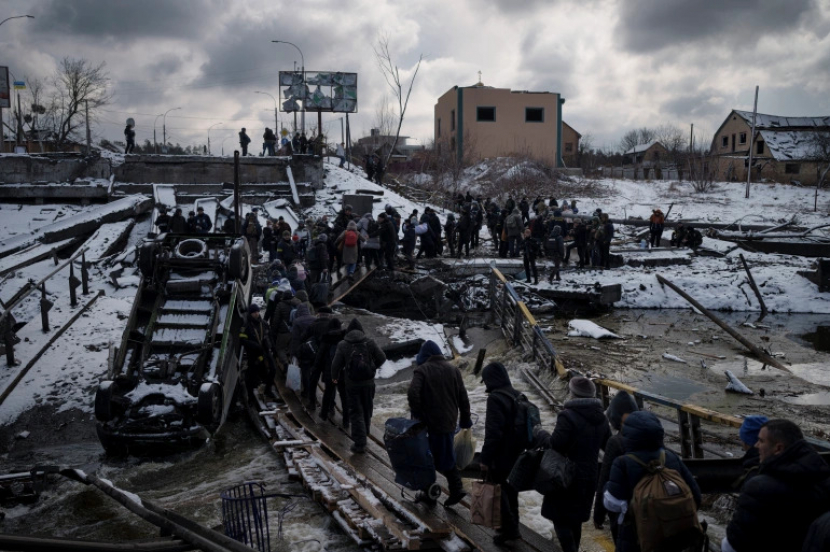 Para pengungsi Ukraina mencari perlindungan ke luar dari wilayah perang.