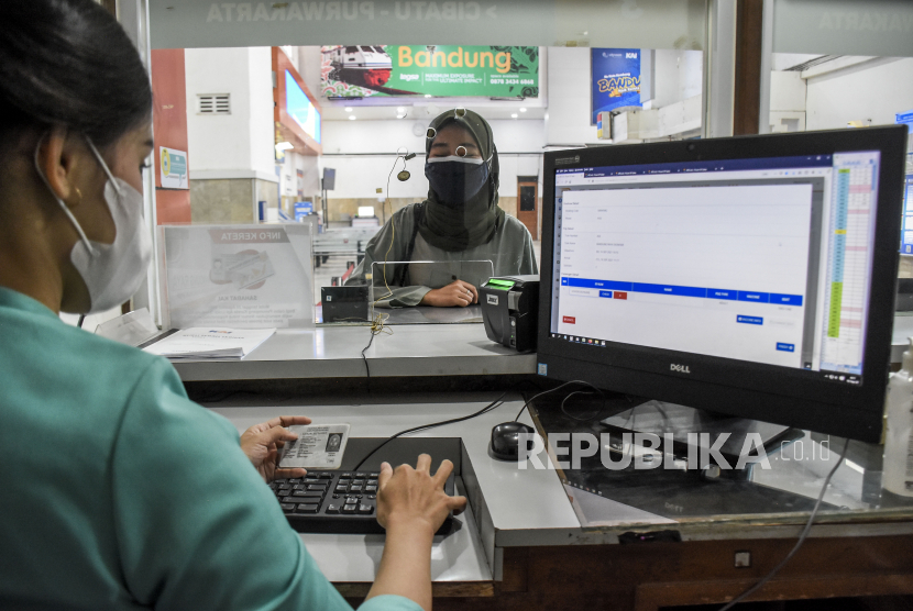 Petugas memeriksa KTP calon penumpang yang hendak membeli tiket di Stasiun Bandung, Kota Bandung, Kamis (16/9/2021). 