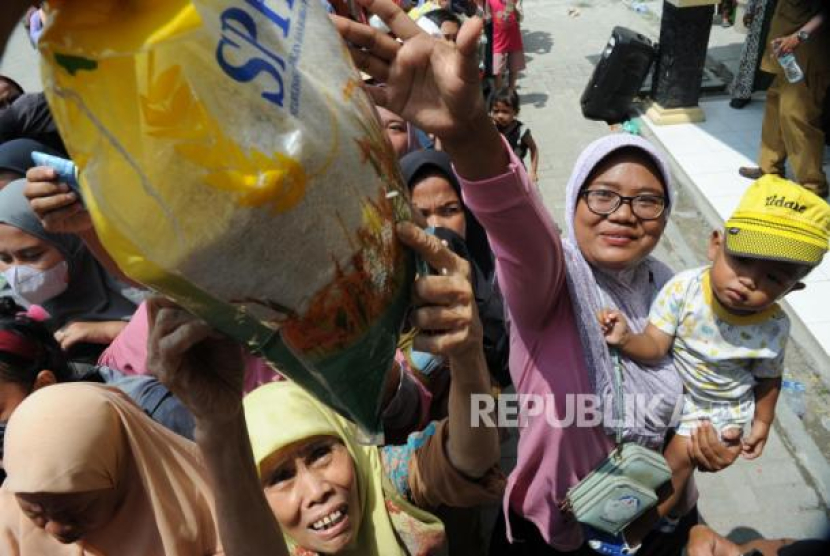 Warga berebut untuk mendapatkan beras murah di Operasi Pasar Murah (OPM). (Dok. Republika)
