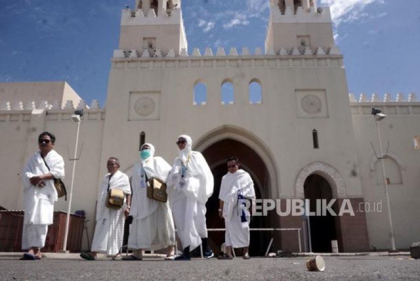 Jamaah Umroh Abhinaya Tour & Travel bersiap menuju bus seusai melakukan miqat umroh di Masjid Bir Ali, Madinah, Arab Saudi, Kamis (4/5/2023). Persiapan yang Perlu Dilakukan Calon Jamaah Haji Sebelum Berangkat. Foto: Republika/Prayogi