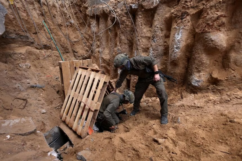 Tentara Israel berusaha memasuki salah satu pintu masuk terowongan pejuang Hamas di Gaza.