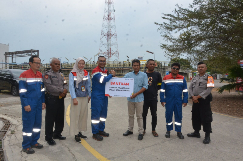 RU VI menggulirkan dana bantuan betonisasi bagi Jalan Utama Desa Kiarasari di Salamdarma, Kabupaten Subang, Jawa Barat. (dok, Matapantura)