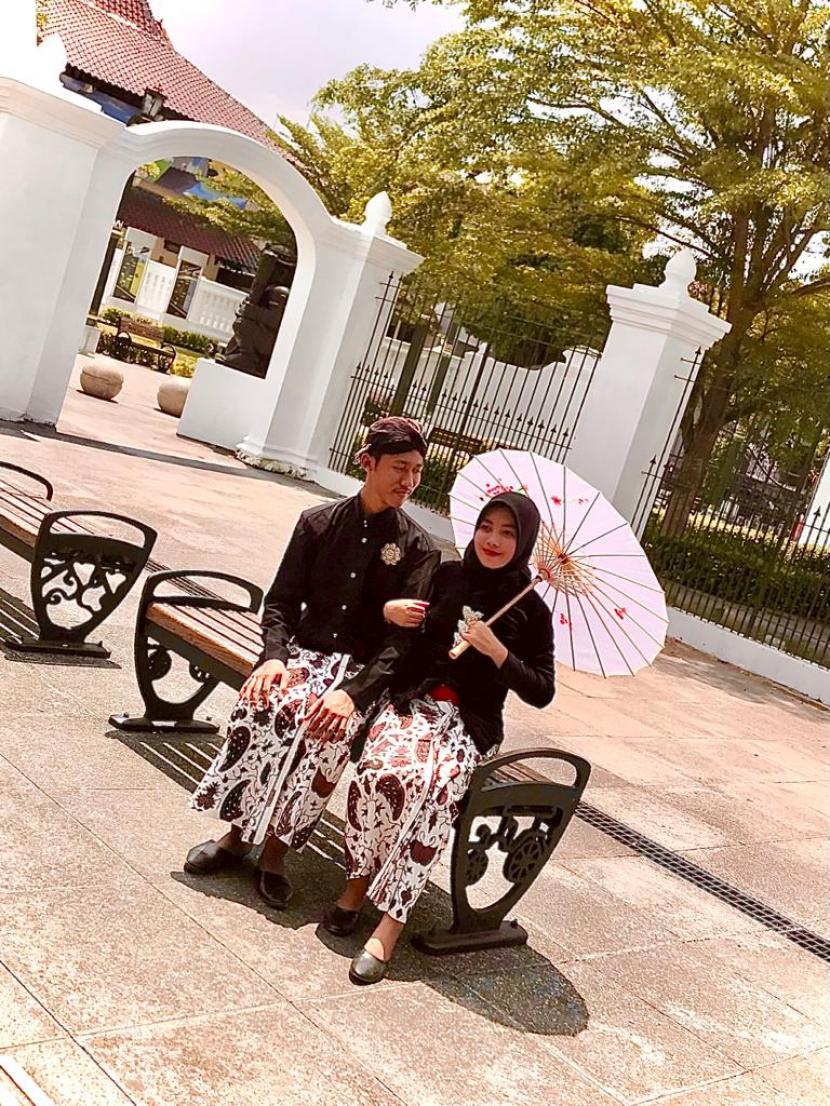 Sepasang calon pengantin melakukan foto 'preweding' di depan gedung  di Regol Kepatihan, di ujung tengah-utara ruas jalan Malioboro.