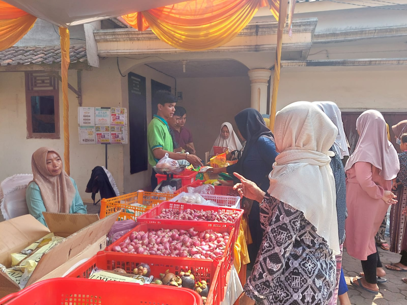 Operasi pasar murah di halaman kantor Kelurahan Kepuh, Kecamatan Ciwandan, Kamis (7/9/2023). Foto: Diskominfo Kota Cilegon