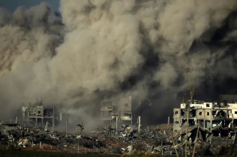 Bukti Israel sebagai negera teroris terlihat jelasa pada kepulan asap yang menmbumbung tinggi ke udara saat militernya  melakukan pengeboman midi Jalur Gaza utara, Palestina, 15 November 2023. 