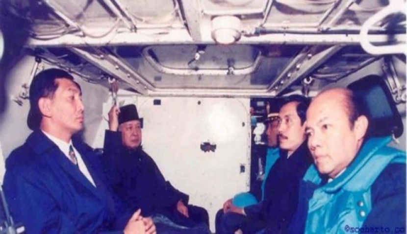 Mendiang Presiden Soeharto (kanan berpeci) di dampingi Kolonel Sjafrie Sjamsoeddin (berjas kiri) dalam penerbangan menuju Sarajevo. Sebelum terbang Soeharto menandatangi kontrak siap menerima risiko apa pun. 