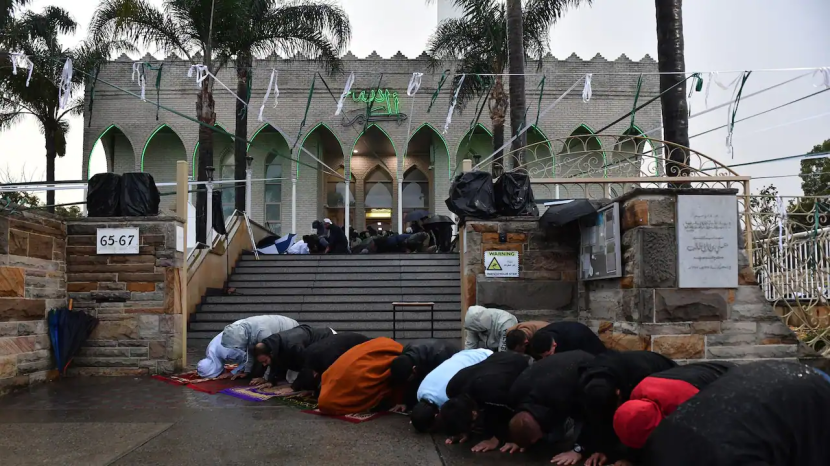 Jamaah shalat Idul Fitri meluber sampai di luar masjid di Syedney.
