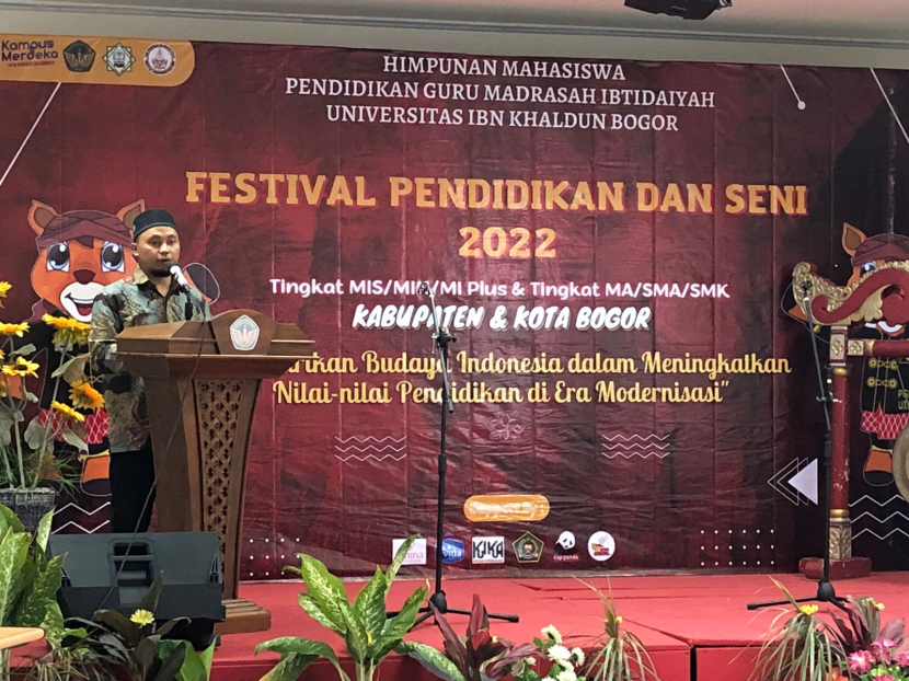 Ketua Program Studi PGMI UIKA Bogor Muhammad Fahri member sambutan dalam acara Festival Pendidikan dan Seni 2022 di Kampus UIKA Bogor, Sabtu (01/10/22). Foto : dok  