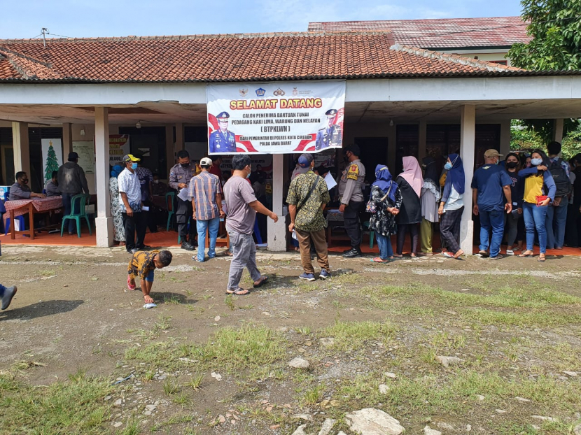 Penyaluran bantuan dari program bantuan tunai PKL, warung dan nelayan (BTPKLWN) di Mapolsek Weru, Sabtu (9/4/2022). (Dok Humas Polresta Cirebon)
