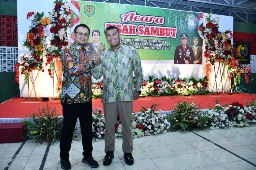 GM Kilang Balongan menghadiri acara pisah sambut Dandim 0616 Indramayu. (Dok. Matapantura.republika.co.id)