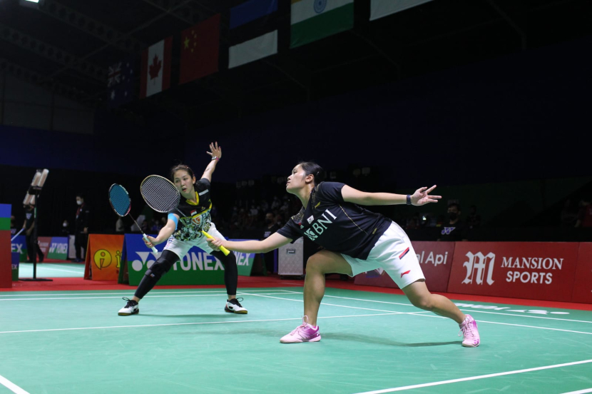 Pasangan baru Ribka Sugiarto/Lanny Tria Mayasari mengalahkan unggulan pertama dari Jepang, Rui Hirokami/Yuna Kato di perempat final turnamen Malang Indonesia International Challenge 2022.