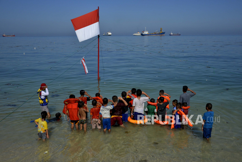 Hormat bendera. Hormat kepada bendera merah putih diperbolehkan asal tidak ada niat menyembah atau menuhankan. Foto: Republika.