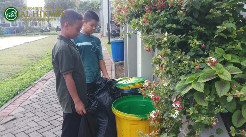 Membuang sampah ke tempat sampah sesuai dengan jenisnya