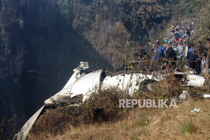 Korban meninggal akibat jatuhnya pesawat ATR72 milik Yeti Airlines di lereng bukit di Pokhara, Nepal, pada Minggu (15/1/2023) bertambah menjadi 68 jiwa. Pesawat tersebut ditumpangi 72 orang, termasuk sejumlah warga asing. Foto: EPA