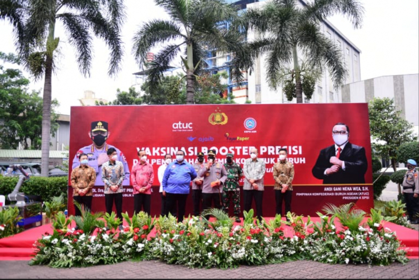 Kapolri Jenderal Listyo Sigit Prabowo meninjau vaksinasi booster di Cikarang.