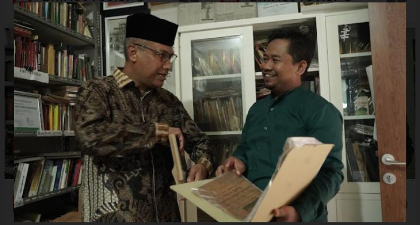 Wakil Walikota Bukittinggi Marfendi Datuak Basa Balimo (kiri) dan Pendiri Rumah Sejarah Indonesia Hadi Nur Ramadhan.