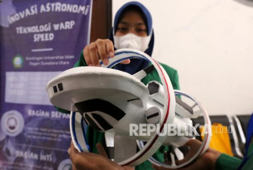 Peserta lomba cabang inovasi teknologi dari Universitas Islam Negeri (UIN) Sumatera Utara mempersiapkan miniatur hasil inovasi astronomi pesawat angkasa luar berkecepatan melebihi kecepatan cahaya dengan konsep teknologi Warp Speed sebelum dipresentasikan pada grand final Olimpiade Agama, Sains dan Riset (OASE) I tahun 2021 di gedung fakultas Saintek UIN Ar-Raniry, Banda Aceh, Aceh, Jumat (26/11/2021). Selamat! 75.362 Siswa Lulus SPAN-PTKIN 2023, Cek 10 Kampus Paling Diminati. Foto: Antara/Irwansyah Putra