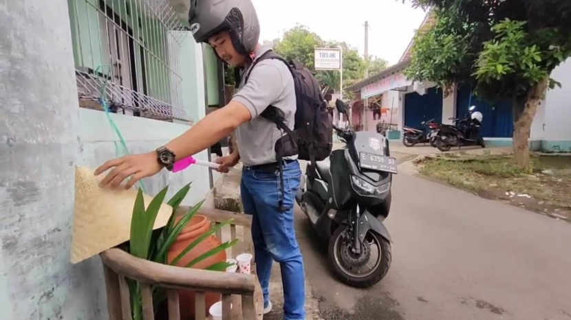 Warga hendak mengambil air dari gentong haji. (Istimewa)