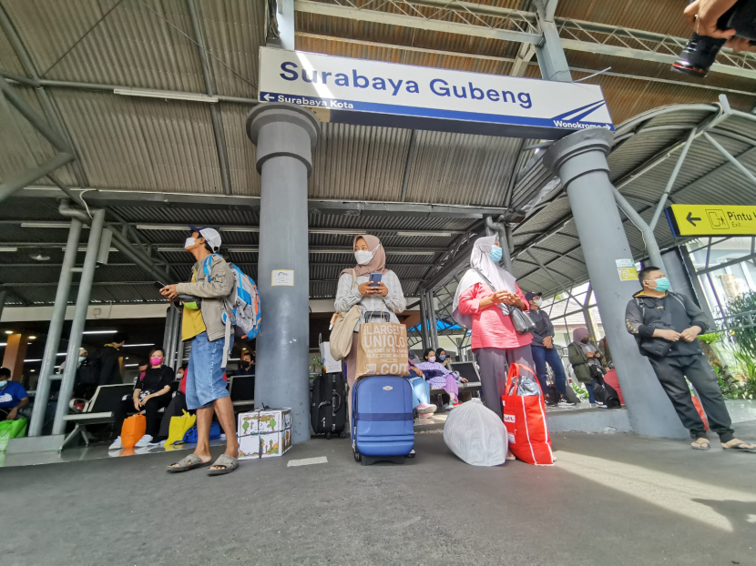 Penumpang kereta angkutan Lebaran 2022 di Stasiun Surabaya Gubeng. (Foto: Humas PT KAI)