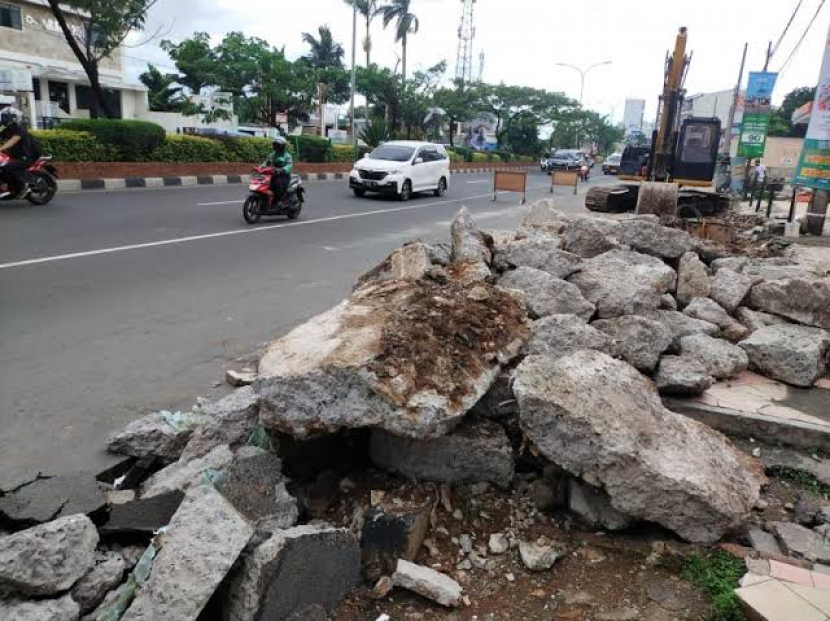 Penataan dan pelebaran trotoar Jalan Margonda, Kota Depok.